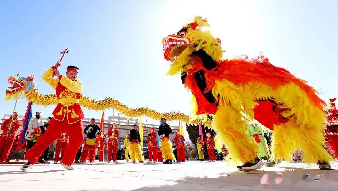 2月12日,张掖市甘州区乌江镇平原村"万家和美"社火队正在为群众表演