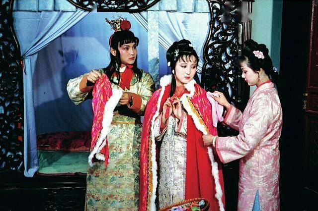 推着贾宝玉就走,薛宝钗有了肢体动作.表明宝玉不想走