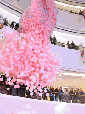 爱的浪漫气球雨就在潘州广场,这是由潘州广场联合中国珠宝品牌商家