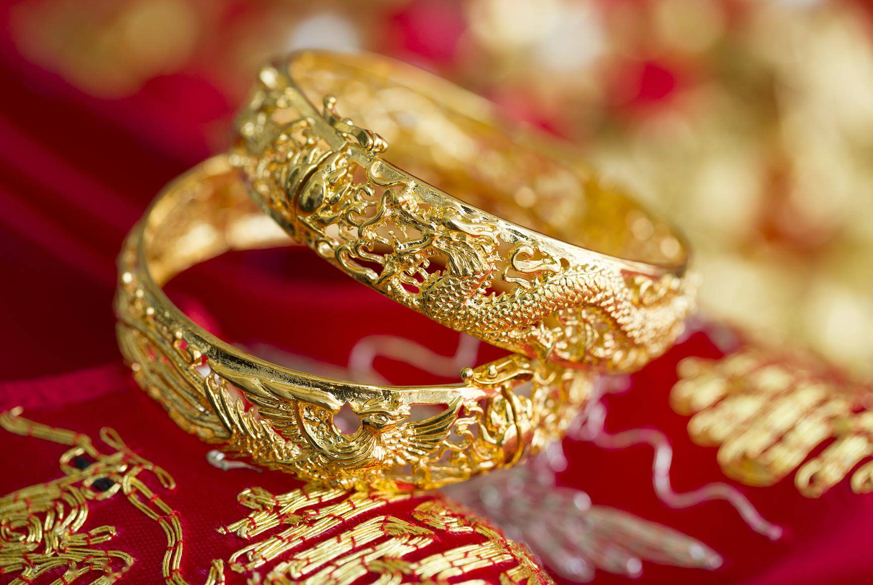 人的一个习惯,辛苦了一年买点金银首饰送给家人和亲朋好友是一个传统