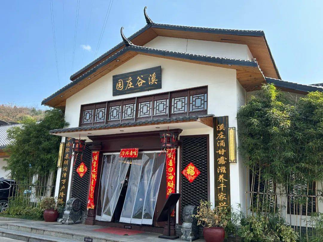 据了解,周边的鹿鸣庭院,溪谷庄园等餐饮农庄在营业后顾客订餐火热