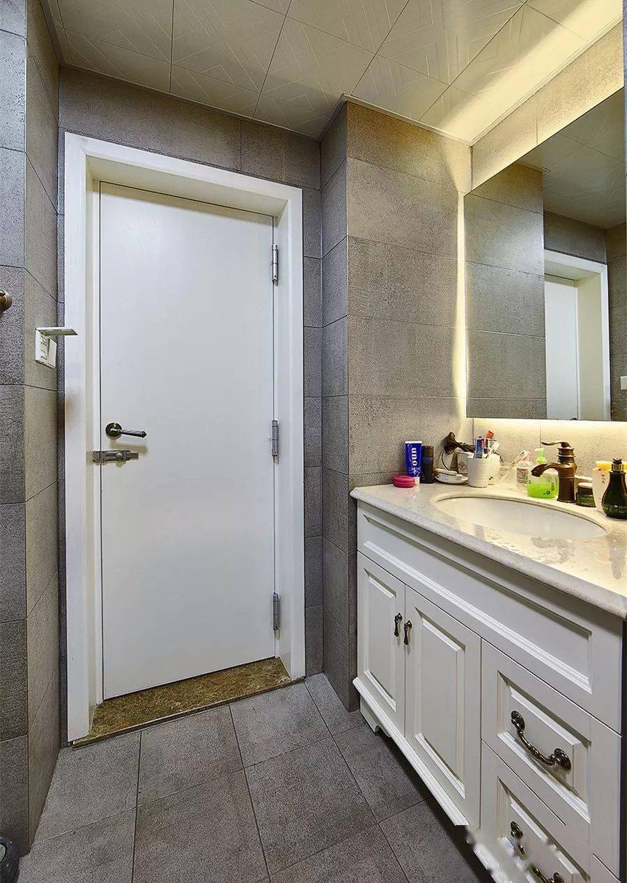 卫生间门与洗手台的设计,简约的白色真的很不错!