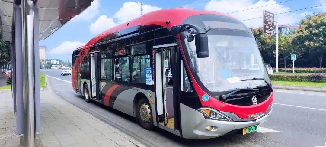 2019年7月,10台钛酸锂纯电新能源公交车在新津街头惊艳亮相,新颖的
