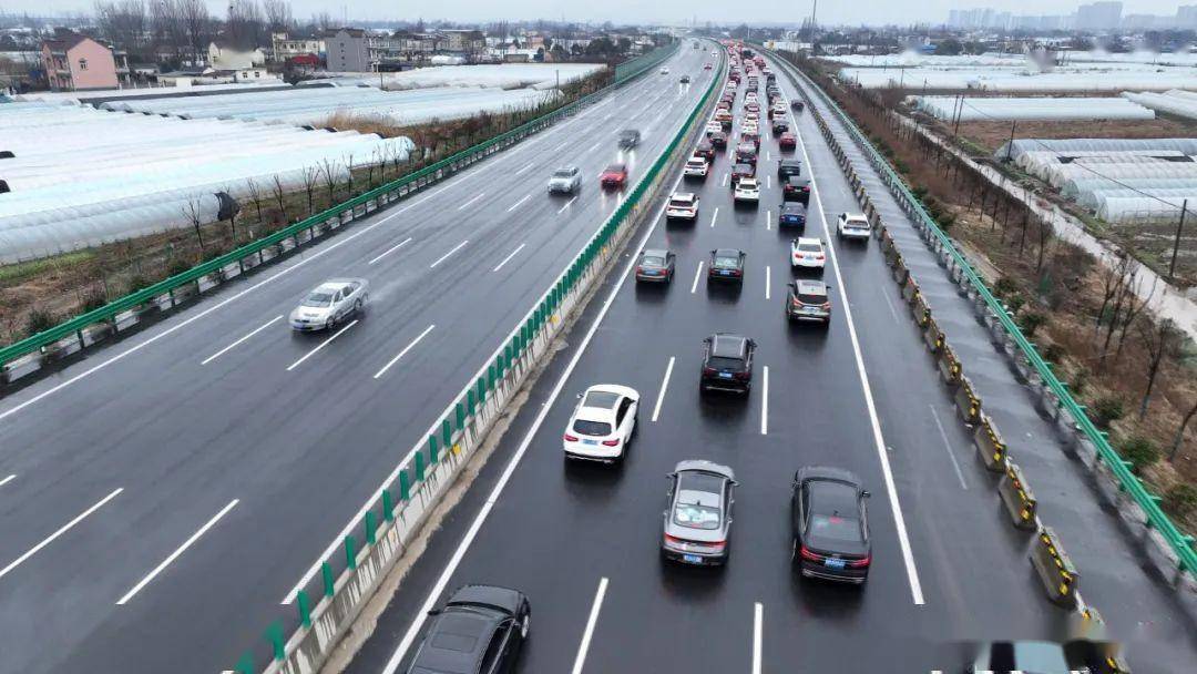 市公安交警针对重点高速路段,严密监视路况,采取定点执守,加强警车