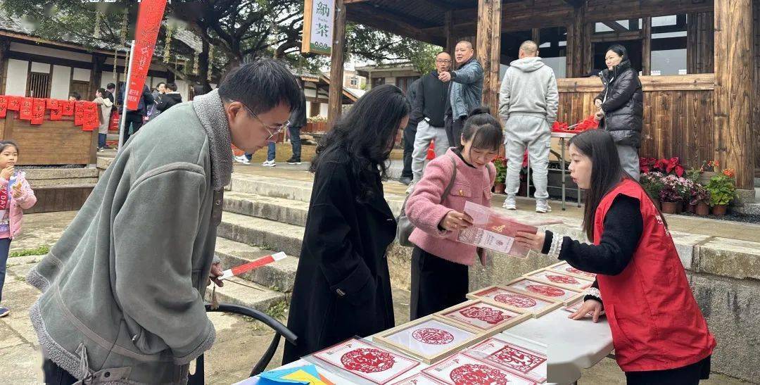 研学活动,非遗传承人郑永宁老师为大家展示形式多样的剪纸图样和技法