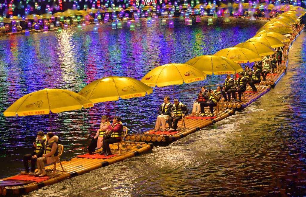 湖北宣恩:游客乘坐"龙游贡水"竹筏赏璀璨夜景_图片_来源_视觉