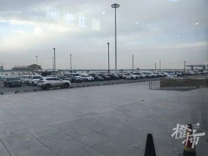 52.3℃,有上海姑娘遭遇"风吹雪",近千人服务区打地铺_天气_旅客_新疆