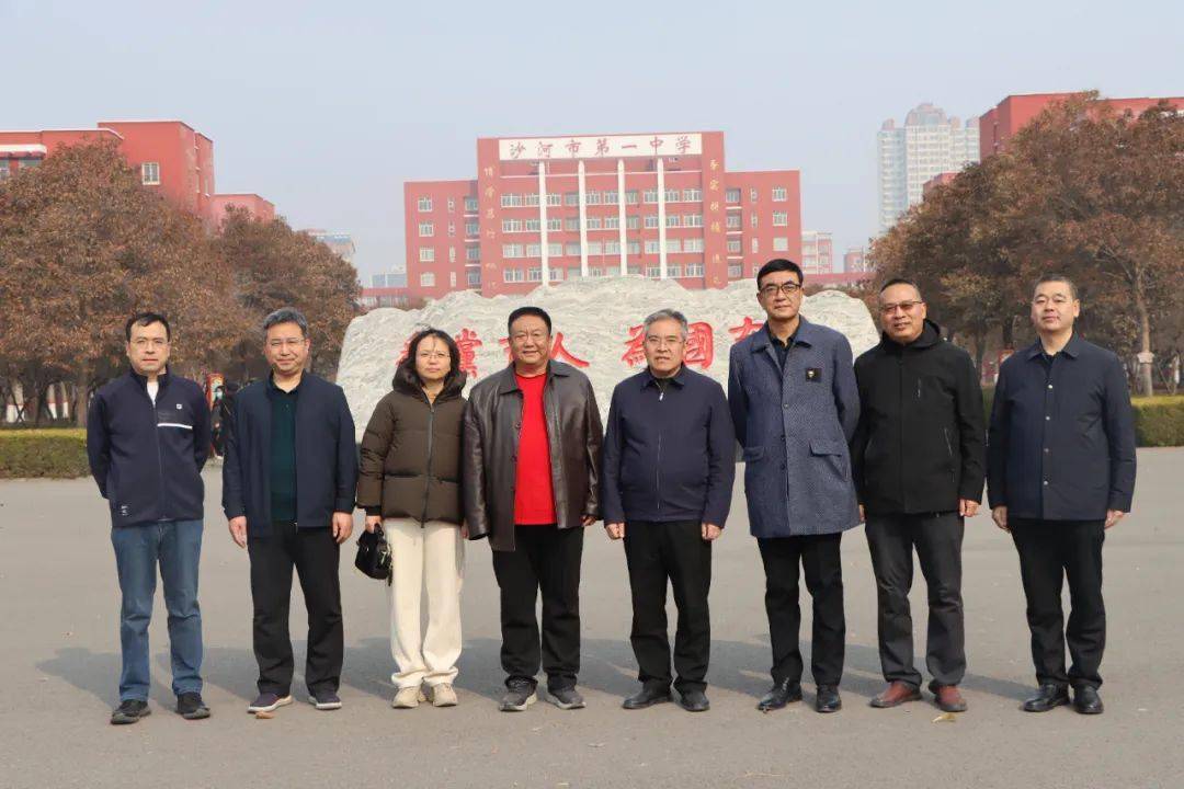 沙河一中:校友为学校捐赠铭石