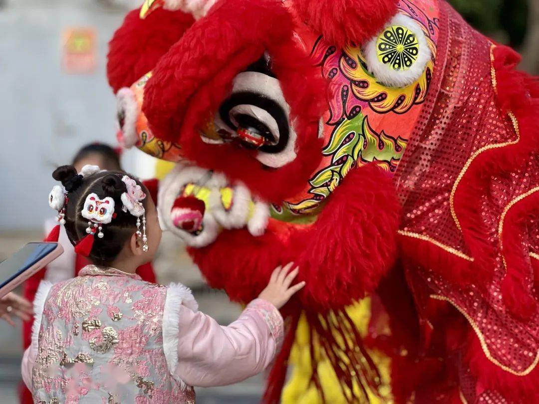 嘉定区安亭小学开学第一天的游园活动结合了学校"汽车总动员"相关特色