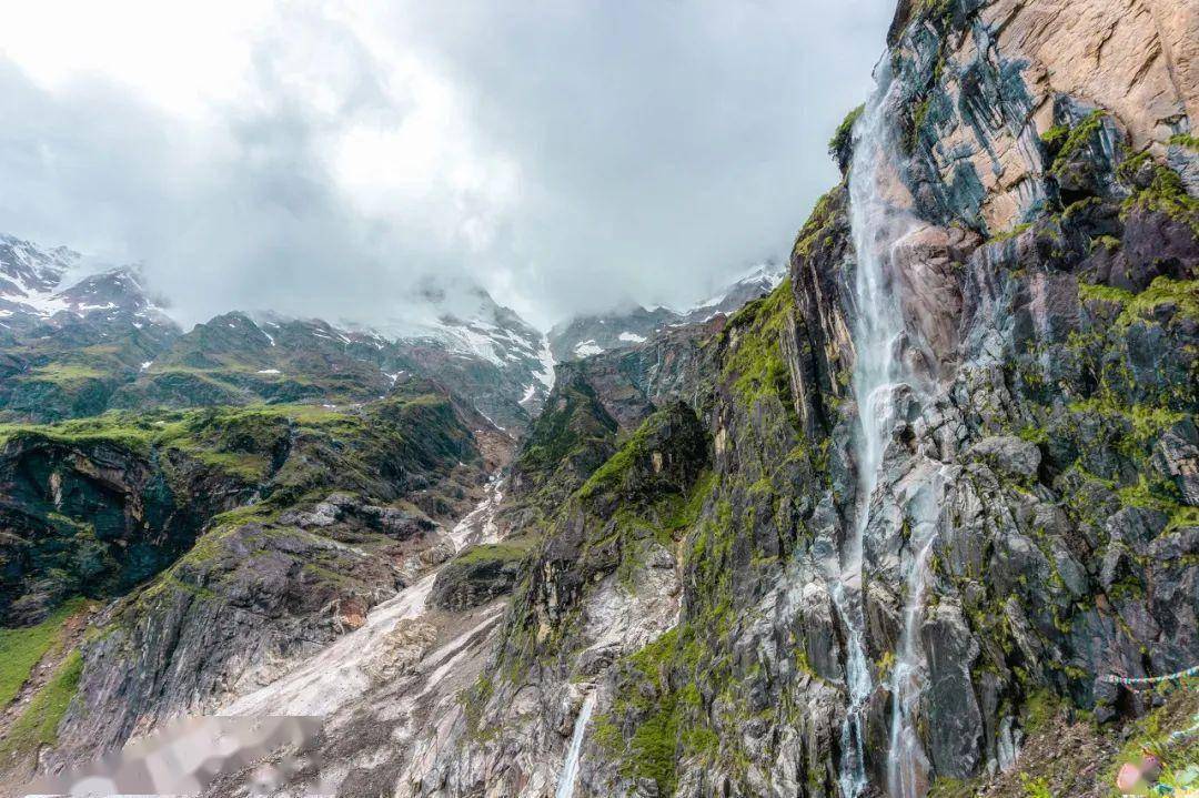 2020年世界都变得慌张起来下雨崩则通往神瀑和神湖上雨崩可以通往冰湖