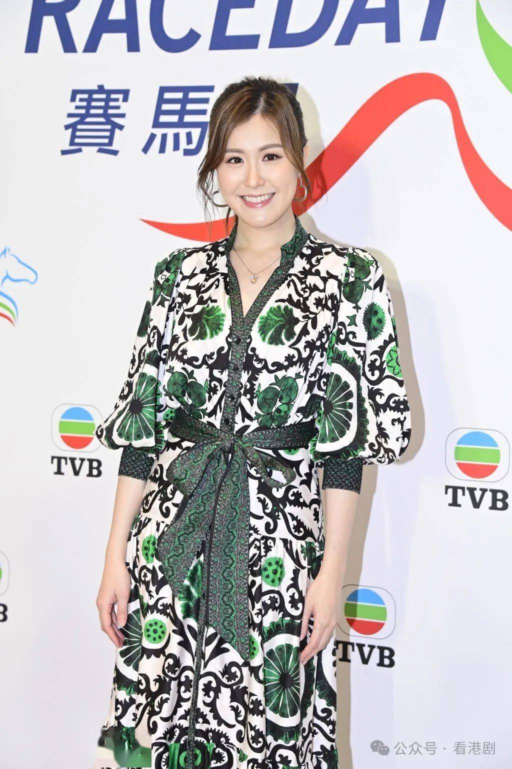 刘颖旋新年狂食行花市感受气氛,刘佩玥话屋企人唔敢问佢感情事