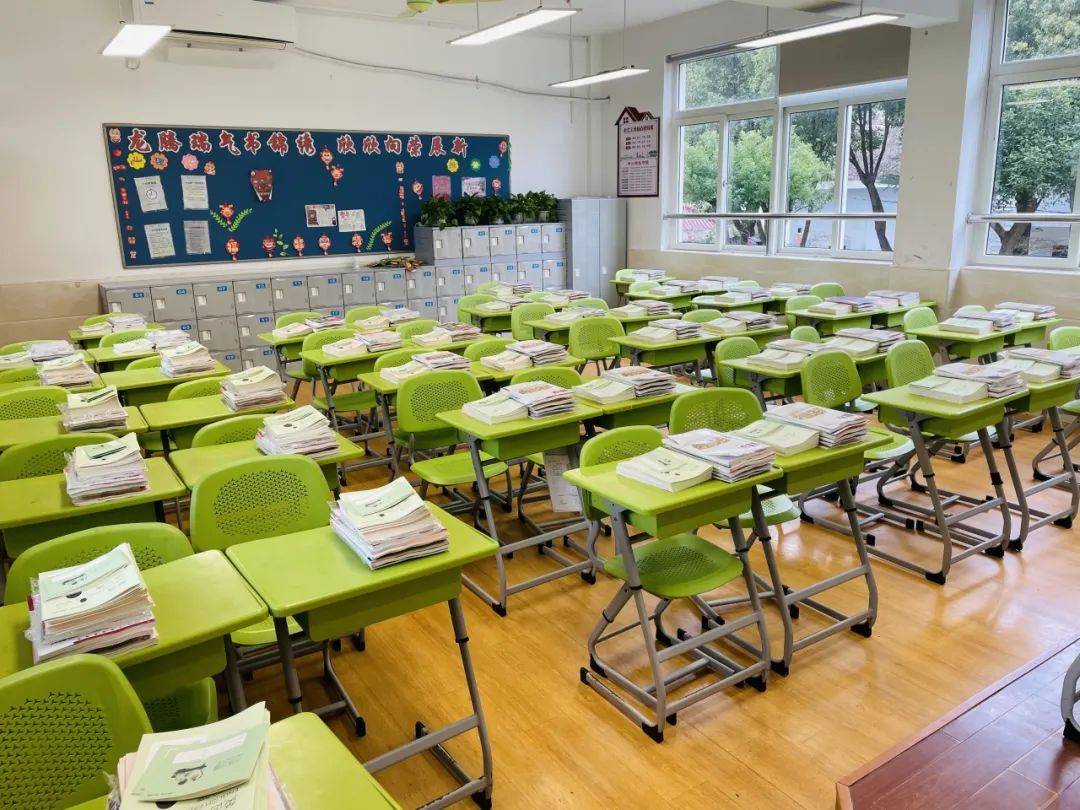 你呢→_教室_校园_进行了