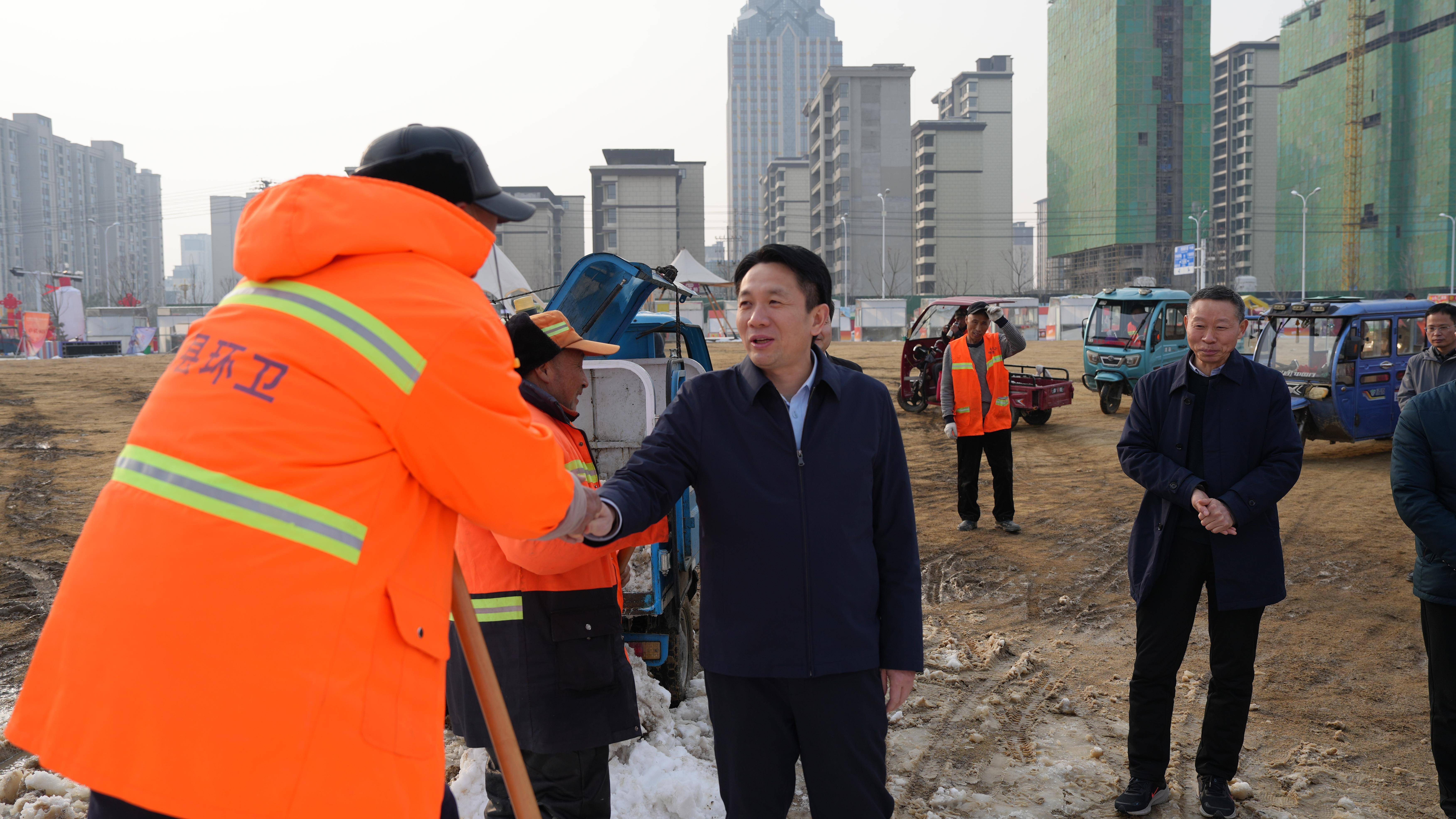 息县县长郑春督导检查保供保畅通和春节期间大型群众性活动安全管理
