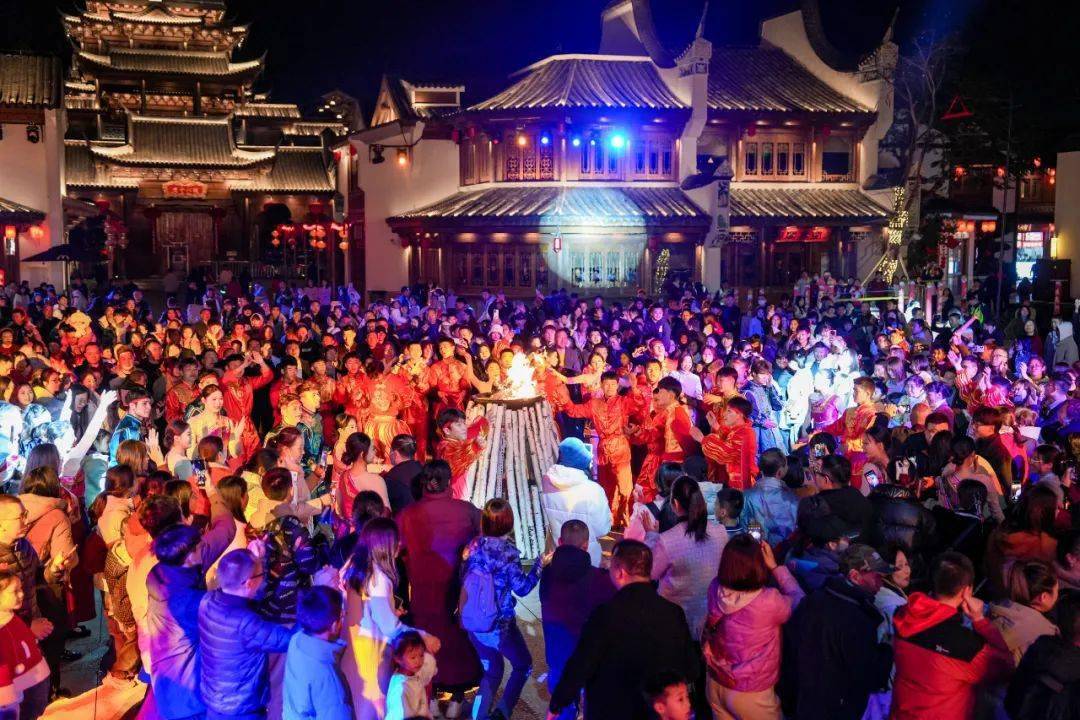 此外,各地温泉景区也迎来人潮,不少游客在温暖的汤池中洗去一身的疲惫