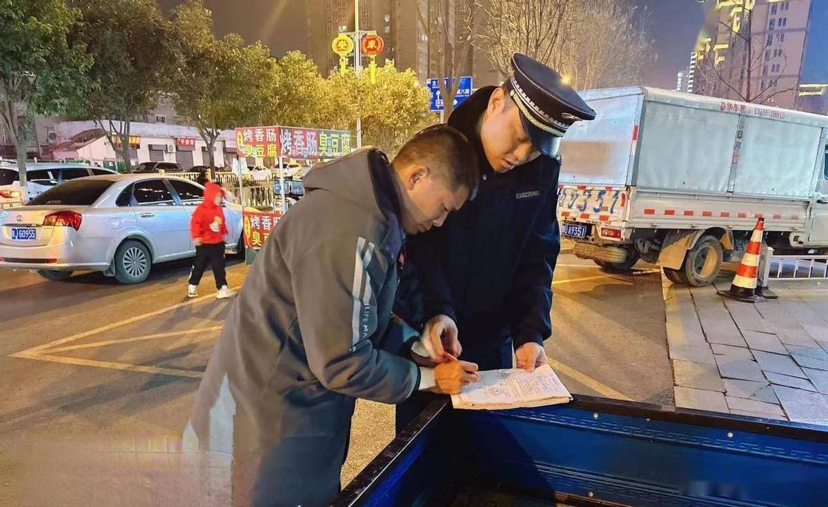 坚守岗位保新福 西安经开区城管"亮春灯"_进行_管理_市容