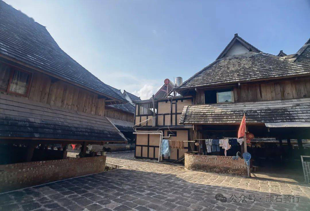 傣族楼是一种干栏式住宅,住宅用竹子或木头建造,留有高脚栏干,分上下