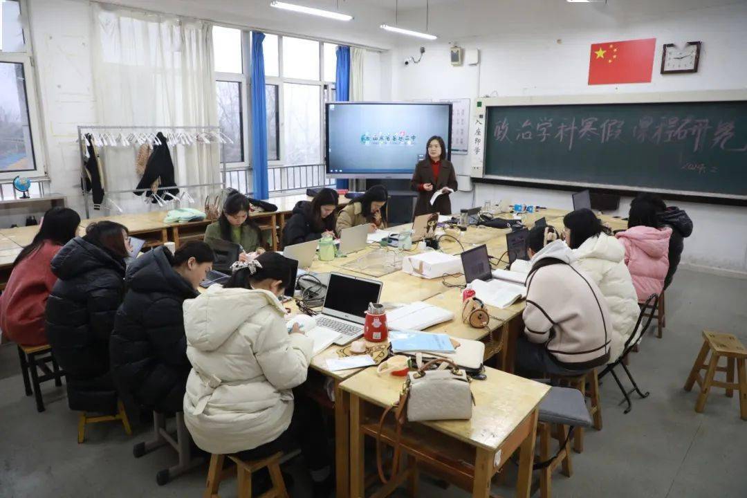 学科主任带领备课组长,骨干教师分别就学科及备课组建设的学期发展