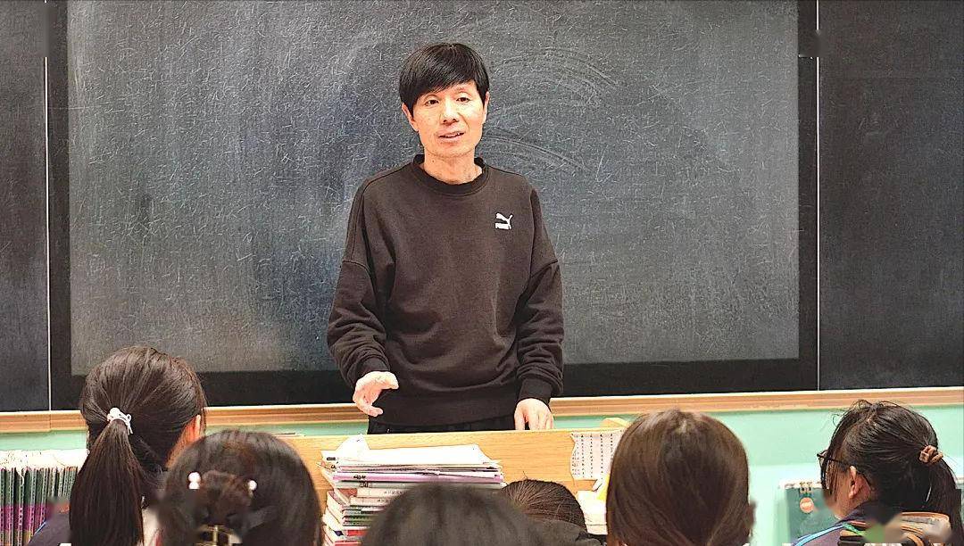 一身书卷气,润物细无声,313班班主任张文斌老师:执一卷书,在一中校园