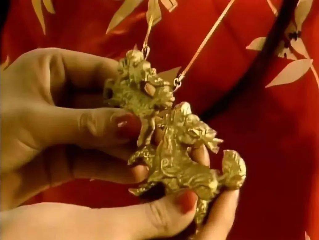 卫若兰是一位王孙公子,家庭背景,经济根基应该都不错,从名字谐音来看