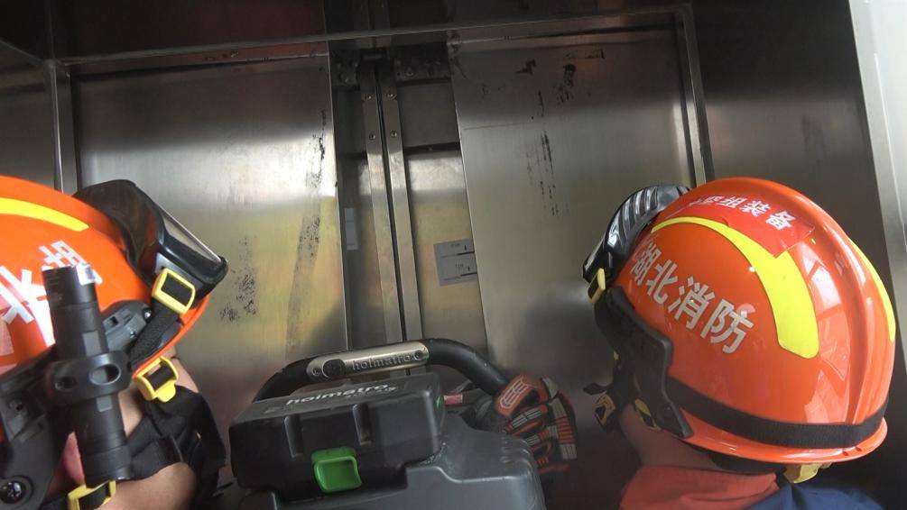 2024年1月14日,湖北省潜江市中心城一电梯突发故障,11人被困电梯内.