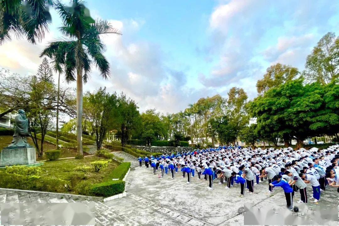 开学第一天,武溪中学全体师生齐聚操场,隆重举行了开学第一课,通过升