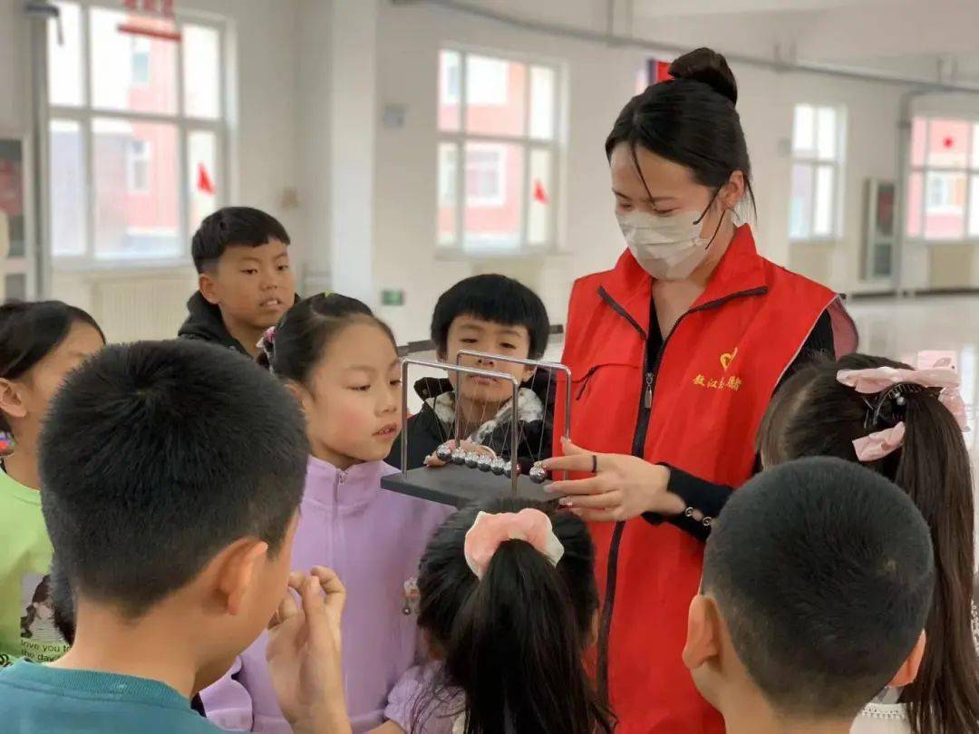 敖汉青年志愿者开展"玩转益智 乐享童声"主题支教活动_器具_鲁班锁