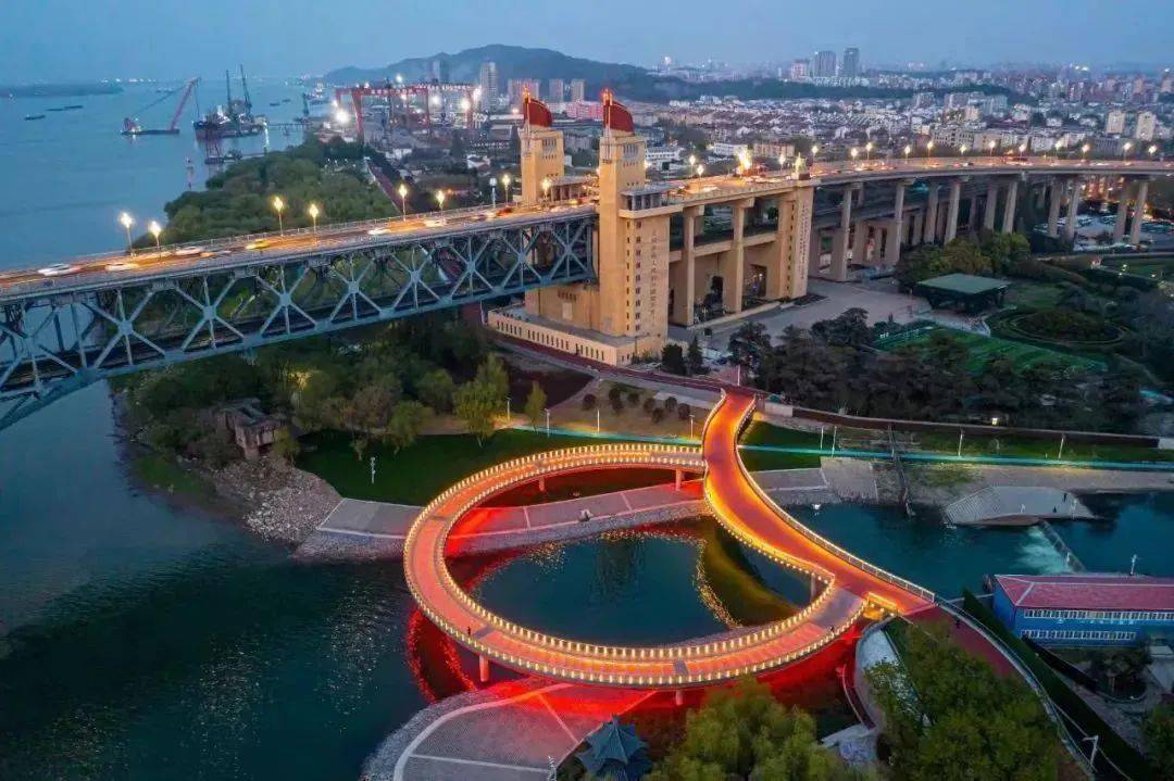 欢乐舞台,江豚雕塑群,江豚观测点等一系列景观,将鼓楼段滨江岸线的"