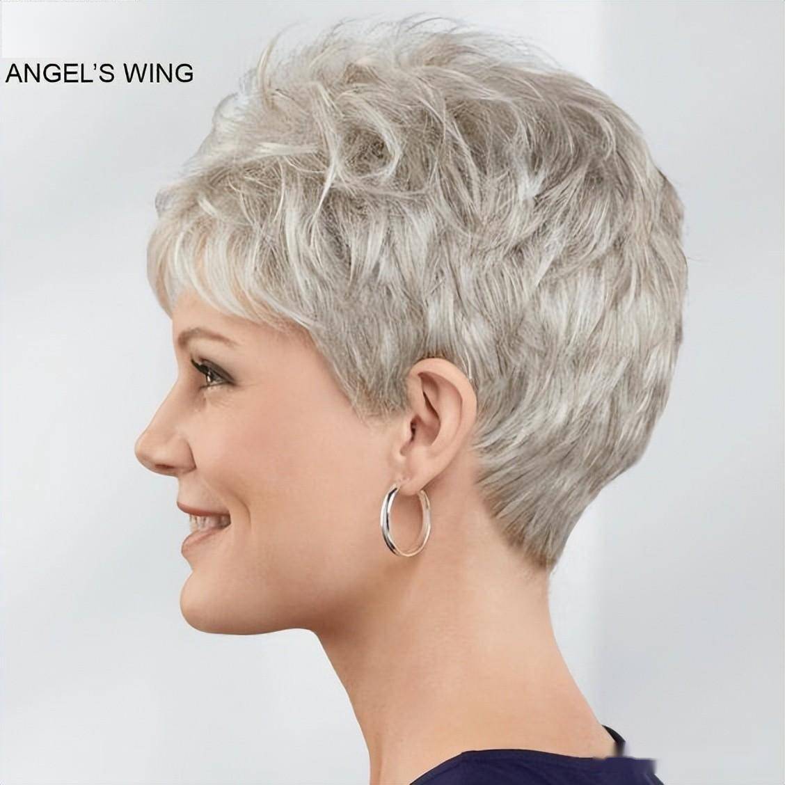 露耳纹理烫短发是一种富有层次感和动感的发型,它通过烫发技术和纹理