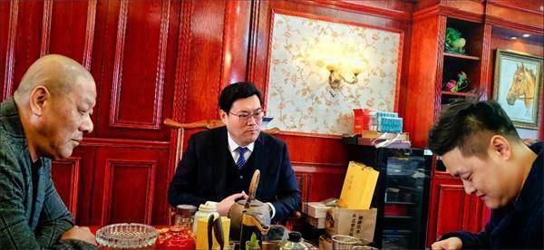 当天上午,马金山和徐道富冒着细雨,驾车分别从盐城,上海赶赴海安.