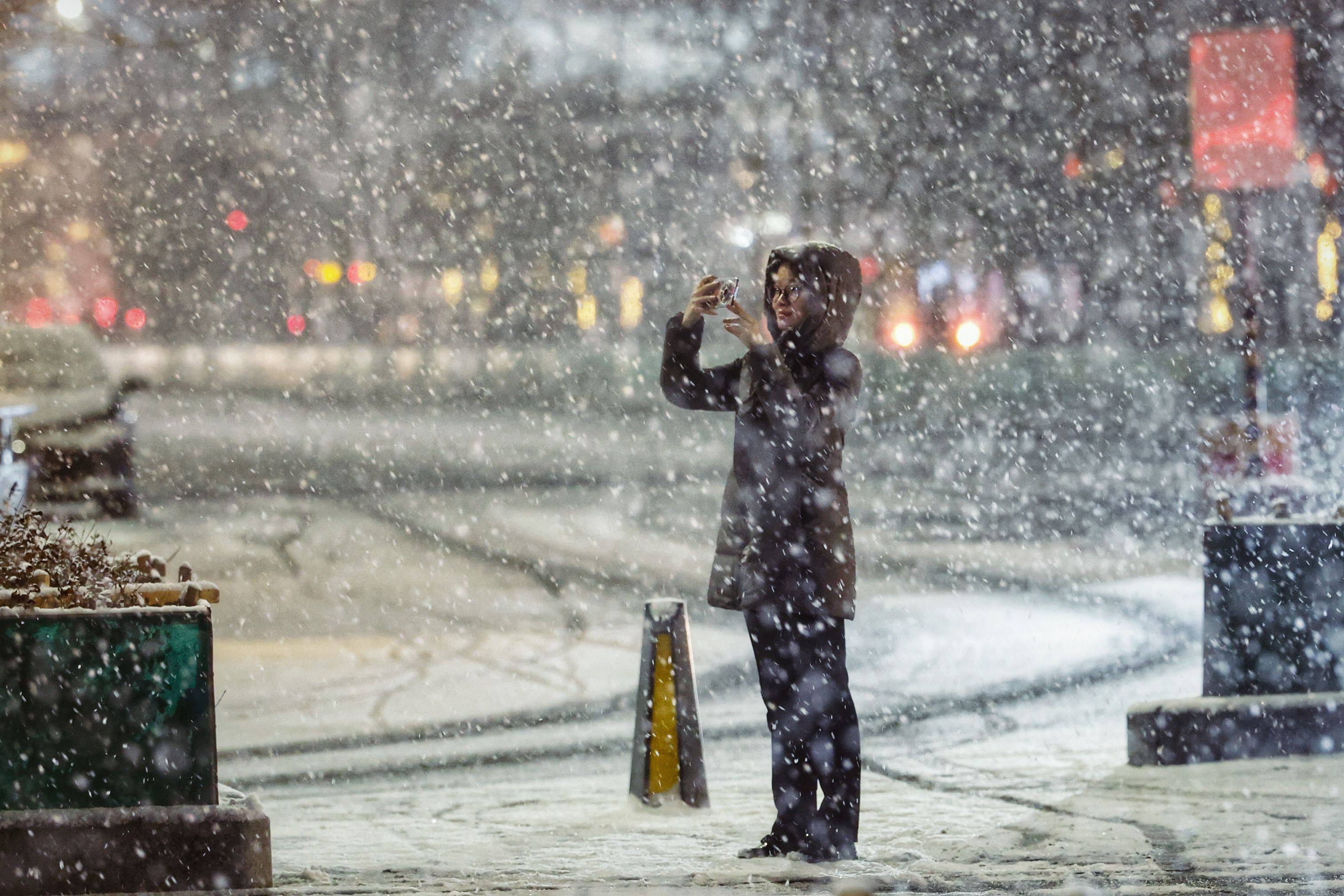 大兴区天宫院,雪中灯笼东直门南大街过街天桥,市民用手机拍摄雪景