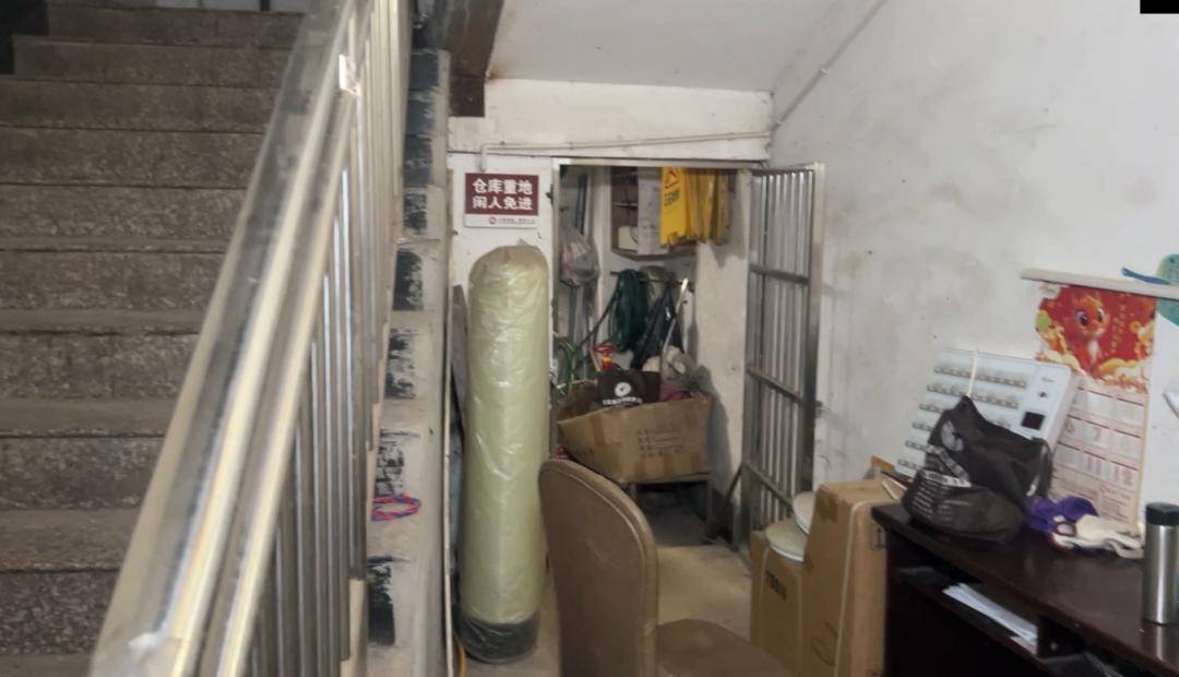 荣昌区江津区源茗宾馆锁闭安全出口江津区源茗宾馆疏散指示标志损坏