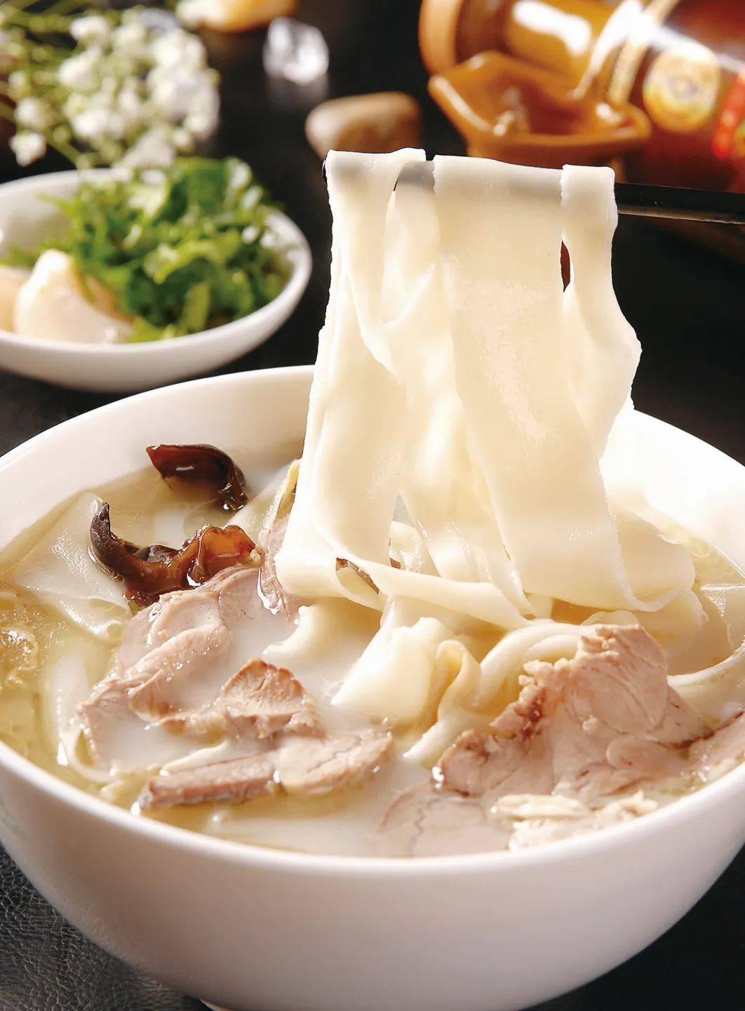 开封拉面与遍布全国的兰州拉面有明显区别,虽同样加蓬灰增筋,但开封