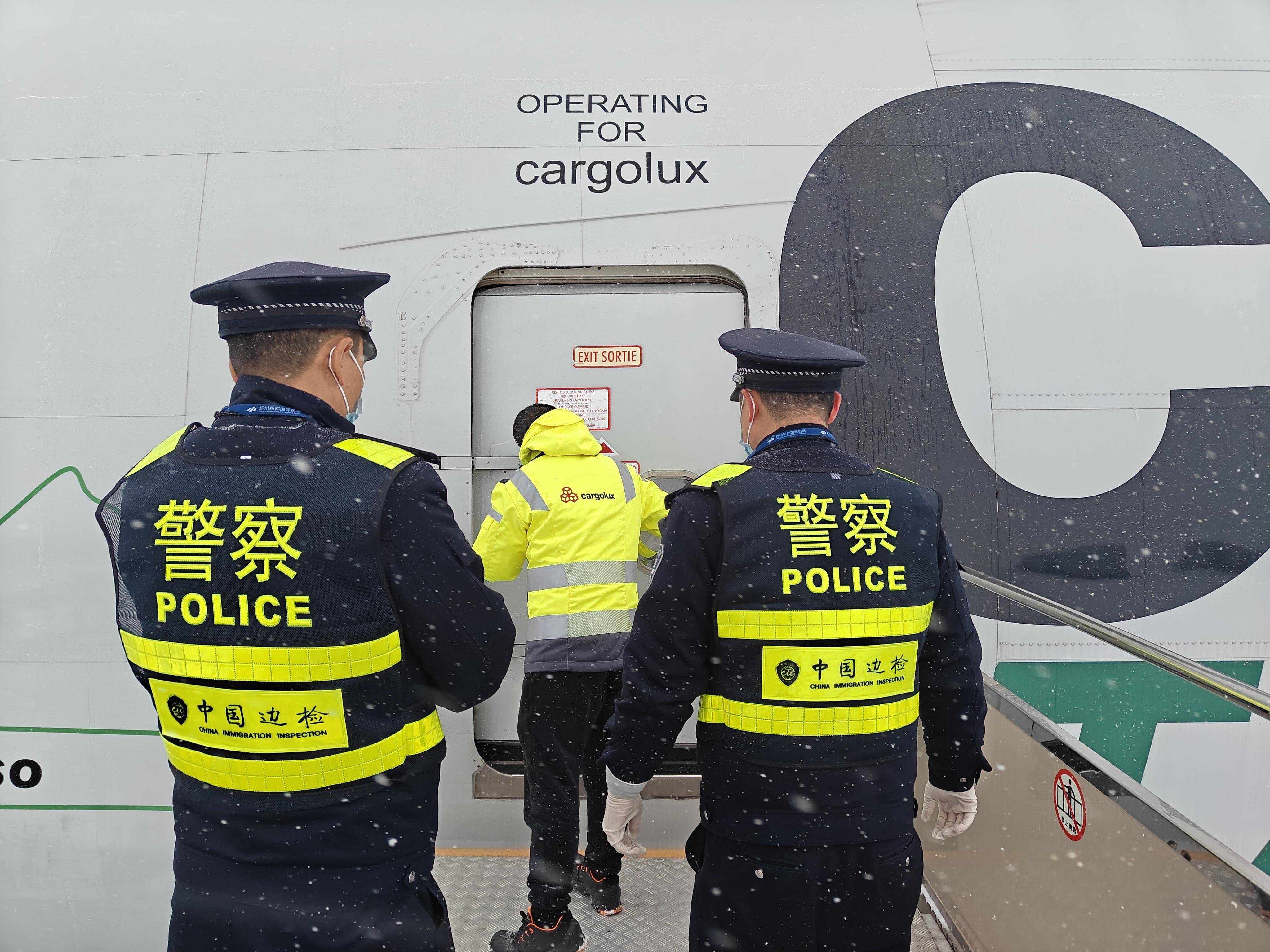 郑州:全力保障出入境旅客顺畅通关_服务_应急_边防检查站