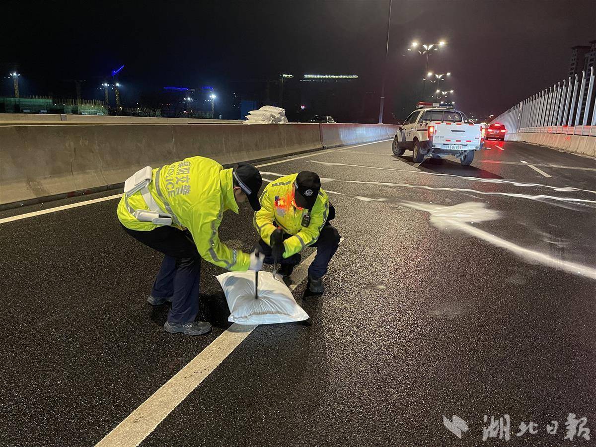 襄阳市管高速全线实行临时交通管制,1500余名公安交警