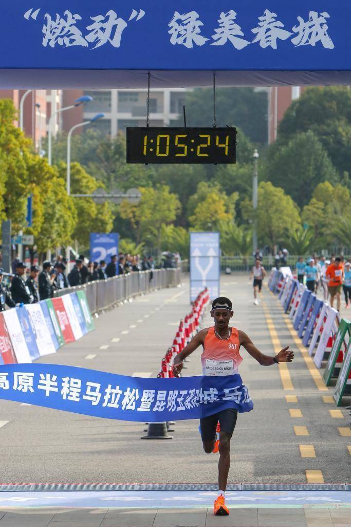69692023年10月22日,埃塞俄比亚选手阿贝贝·阿迪苏·贝克勒在