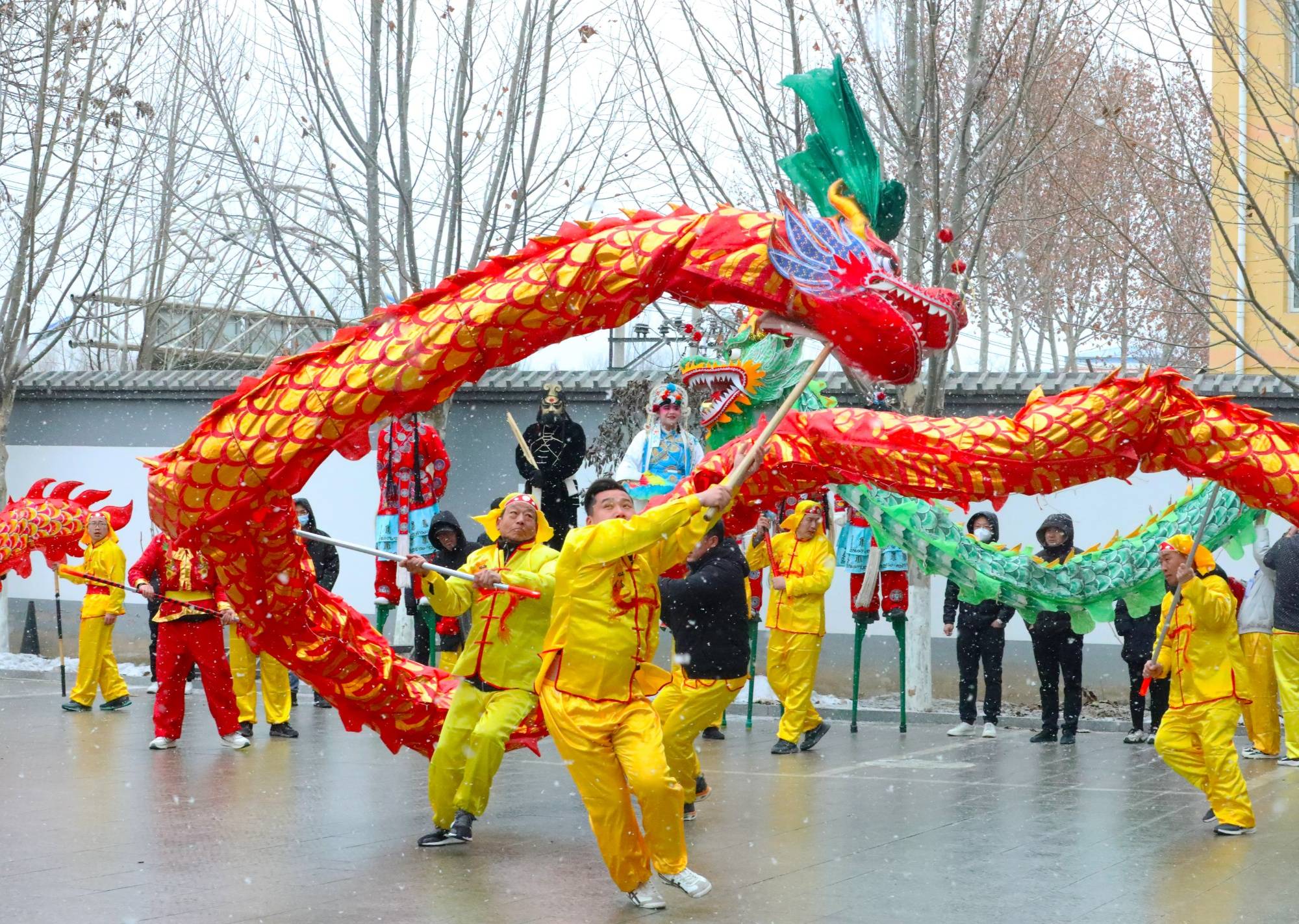 河北涞水:舞龙高跷齐贺岁 民俗活动年味浓_表演_文化_传统