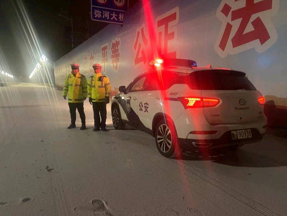 启动应急预案迎战风雪,潍坊公安交警全力保障群众出行安