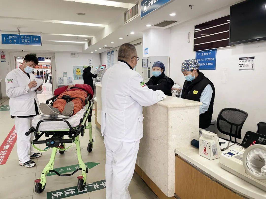 龙年首场降雪,北京积水潭医院接诊80余名摔伤患者_医生_路面_院区