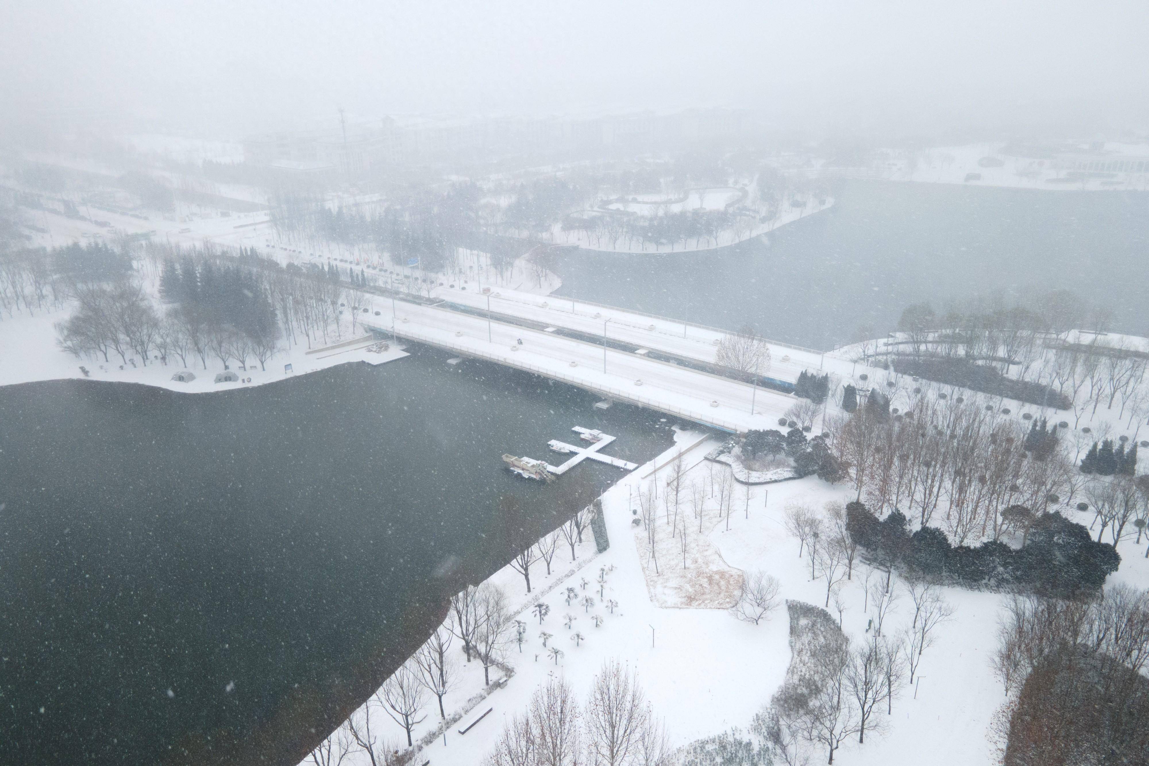郑州春雪如絮 俯瞰雪中的龙子湖_白雪_大地_双飞