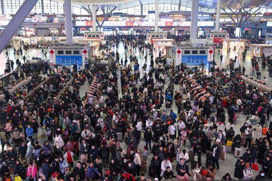 香港《东方日报》:湖南冰雪天气持续_延误_候车室_列车