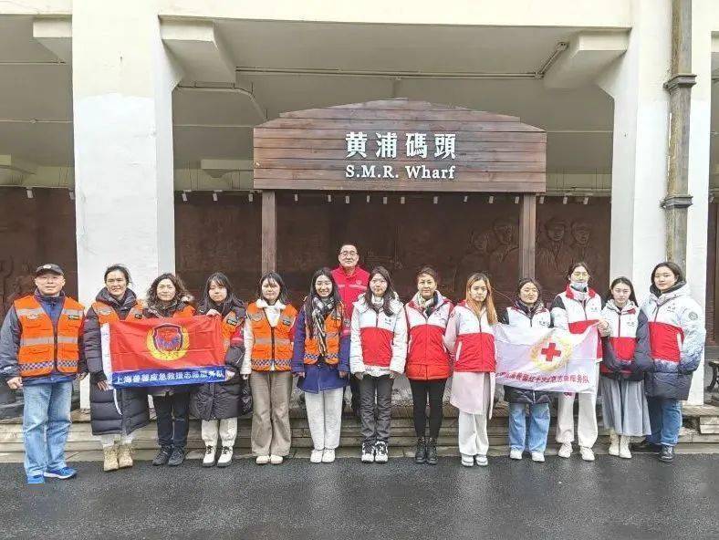 基层动态|杨浦善馨红十字应急志愿服务队春节假期巡滨江_市民_游客