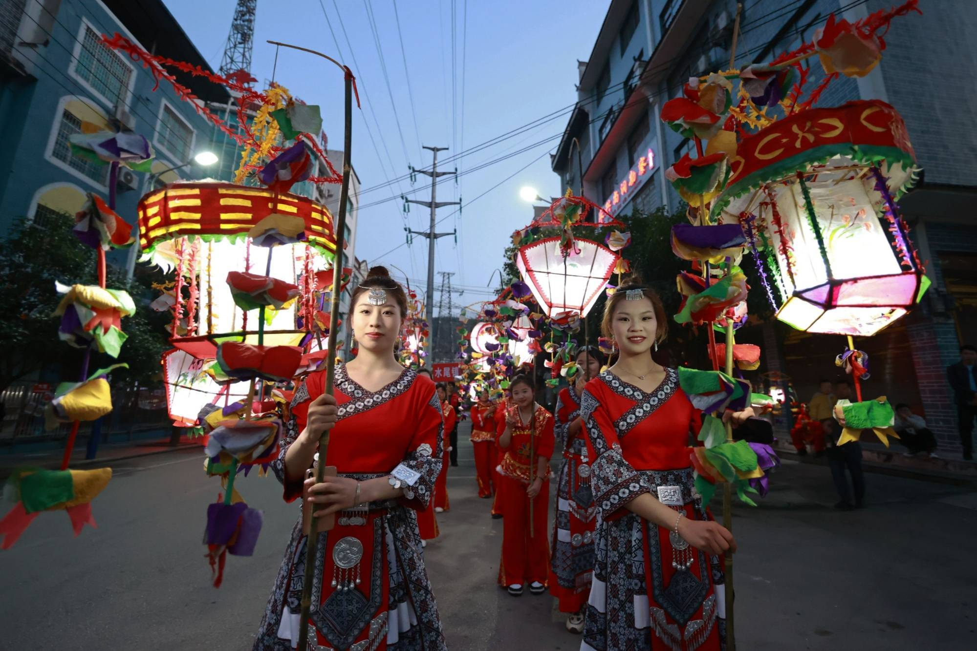 贵州岑巩:花灯巡游闹新春 战鼓催春年味浓_文化_表演队_队伍