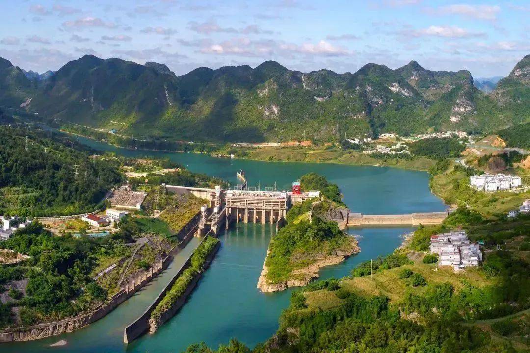1994年,该镇在一处名叫百龙滩的地方兴建百龙滩水电站,是南盘江红水河