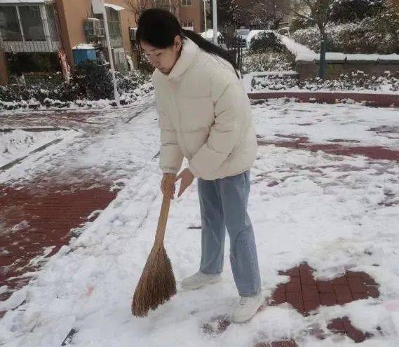 冬天公益活动照片学生图片