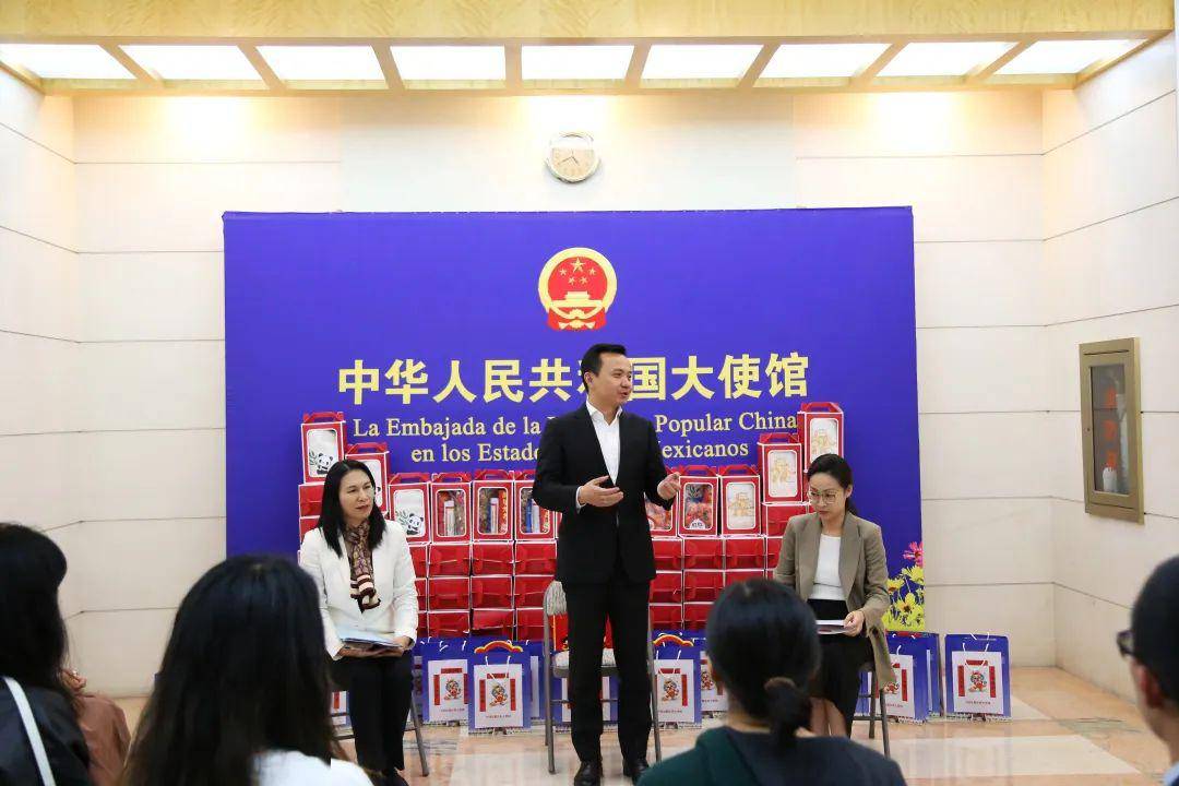 驻墨西哥使馆向留学生和侨胞代表发放"春节包"_中国_同胞_服务