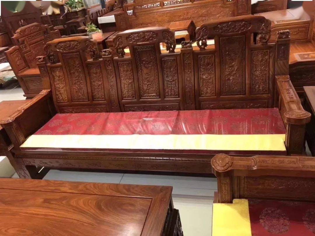 价格实惠,纹理具张力,又是国标红木中的树种,目前是大众级红木家具