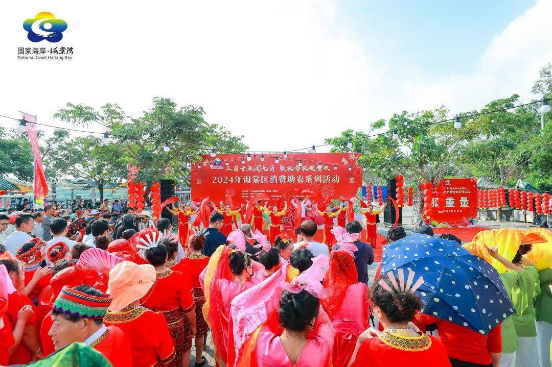 "快来看看咯,本地攀鲈鱼.""本地哈密瓜10块钱5个.