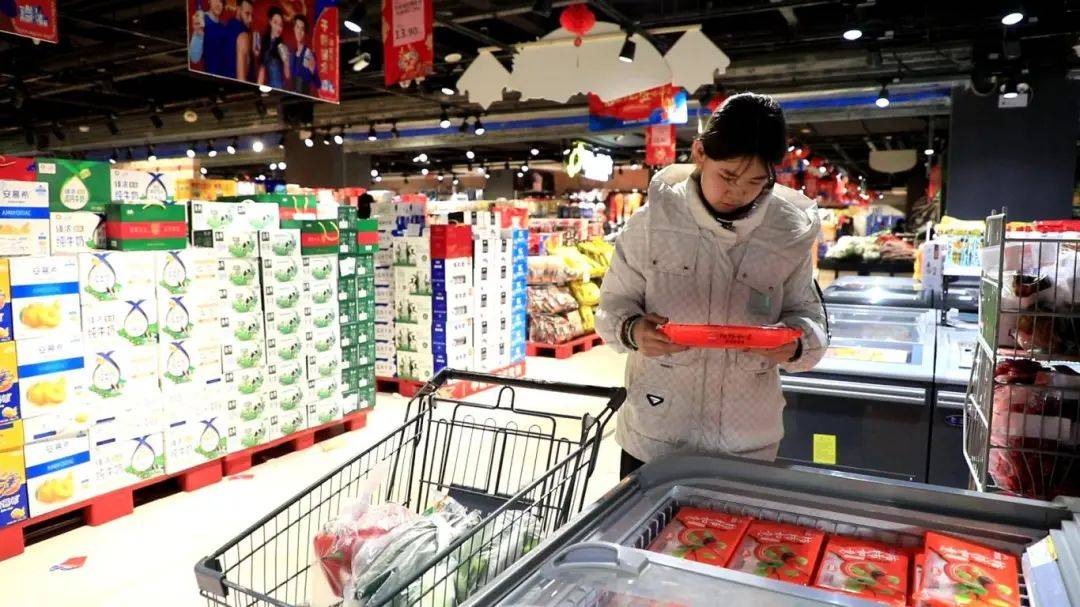 "2月21日,笔者在昭苏县家乡好超市看到,前来购买节日商品的顾客络绎不