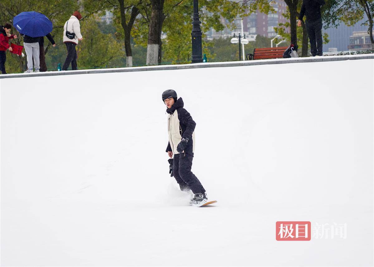 江滩披银装,游客享雪趣