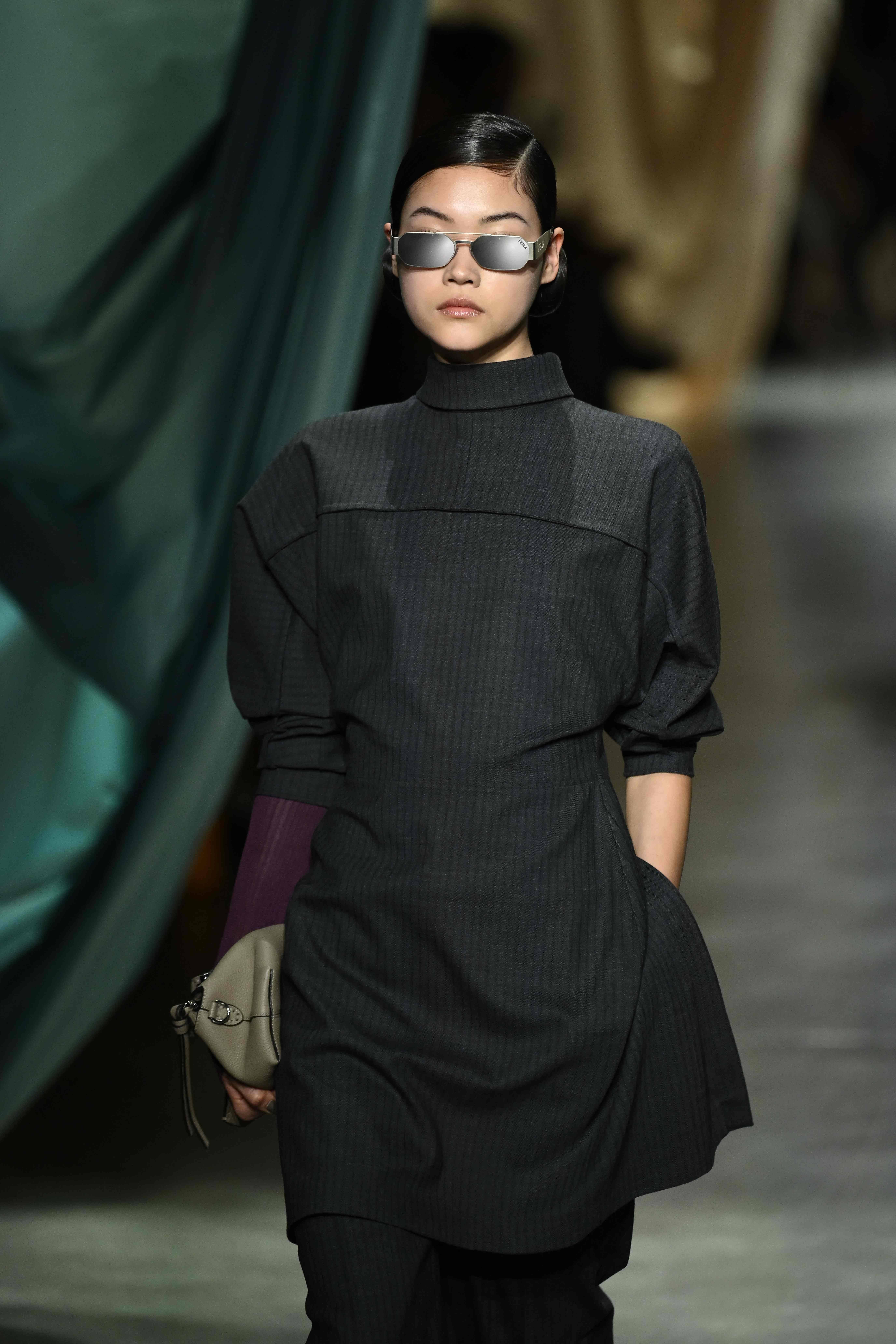 新华社/法新2月21日,模特在意大利米兰时装周上展示芬迪品牌的2024/25